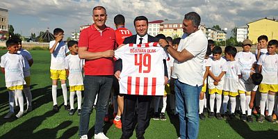 Kaymakam Ocak’a, Forma Hediye Ettiler
