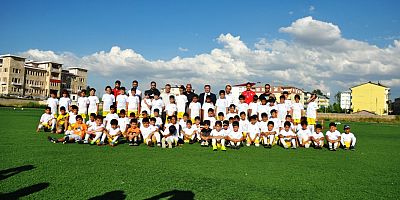 Kaymakam Ocak, futbol kursuna katılan çocuklara forma hediye etti