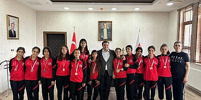Kızlar Voleybol Takımı Çeyrek Final Öncesinde Kaymakam’ı Ziyaret Ettiler