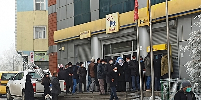 KUYRUKLARDA SOSYAL MESAFE UNUTULDU