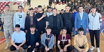 Liseler Arası Voleybol Turnuvasında Dereceye Giren Okullar Kupalarını Aldı
