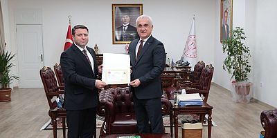 Muş Valisi Avni Çakır, Kaymakam Ocak’a Başarı Belgesi Verdi