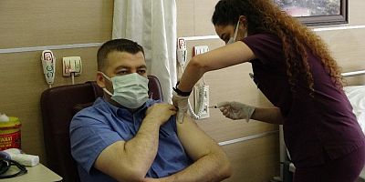 Sağlık Bakanlığının Çin’den sipariş ettiği korona virüs aşısı, Muş’ta sağlık çalışanlarına uygulanmaya başlandı.